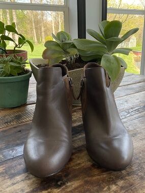 Easy Spirit taupe heels,7 1/2.